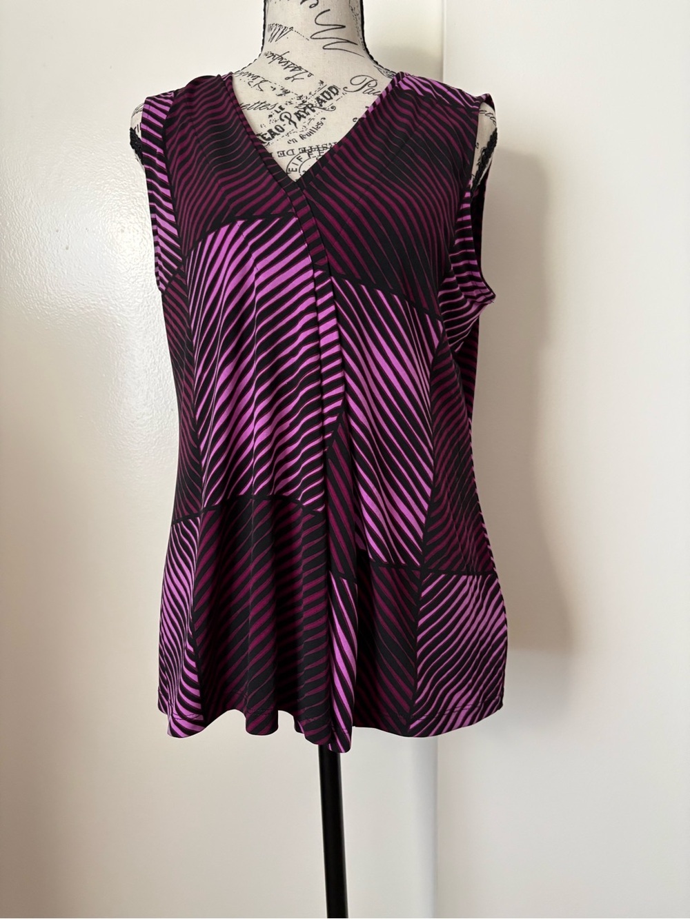 Dana Buchman Sleeveless V-Neck Geometric Stripe Top - Black & Purple